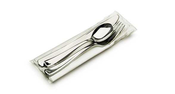 set-cubiertos-tenedor-cuchillo-cuchara-y-servilleta-plateados-30-uds
