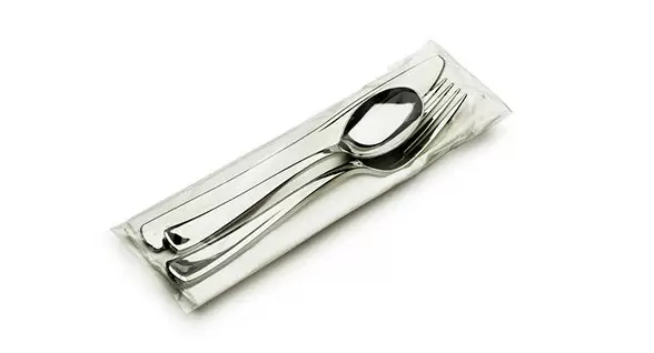 set-cubiertos-tenedor-cuchillo-cuchara-y-servilleta-plateados-30-uds