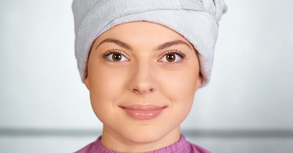 Beneficios de usar batas de peluquería desechables