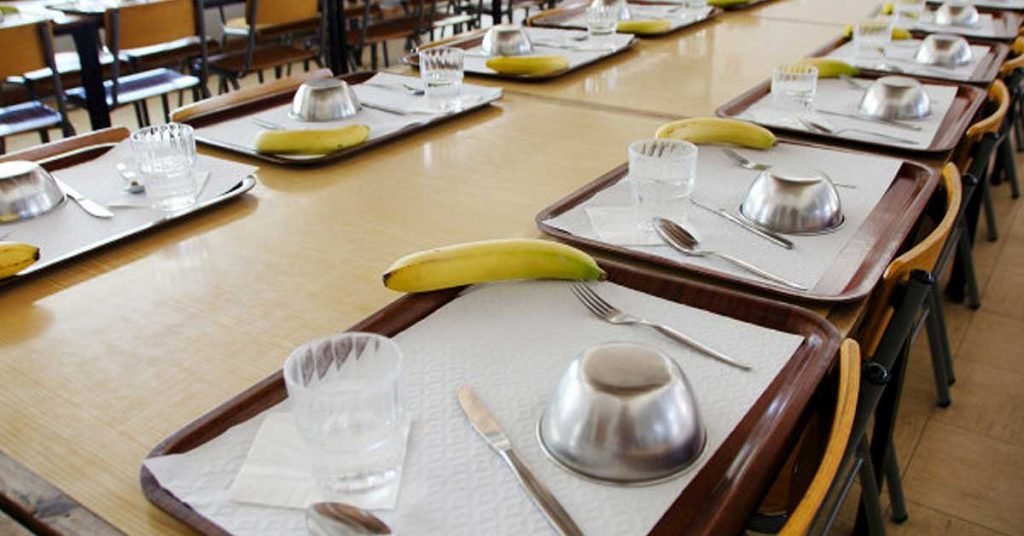 El restaurante y las bandejas autoservicio para comedores