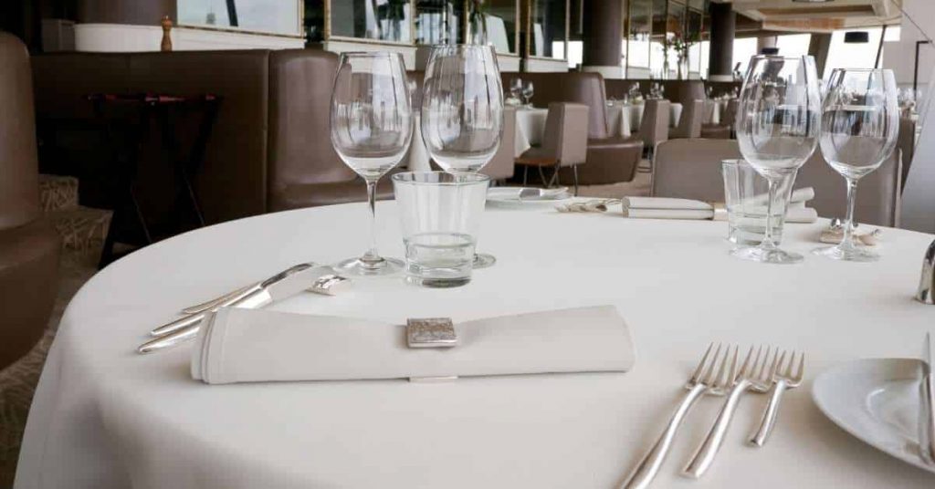 Styly stolů v restauracích