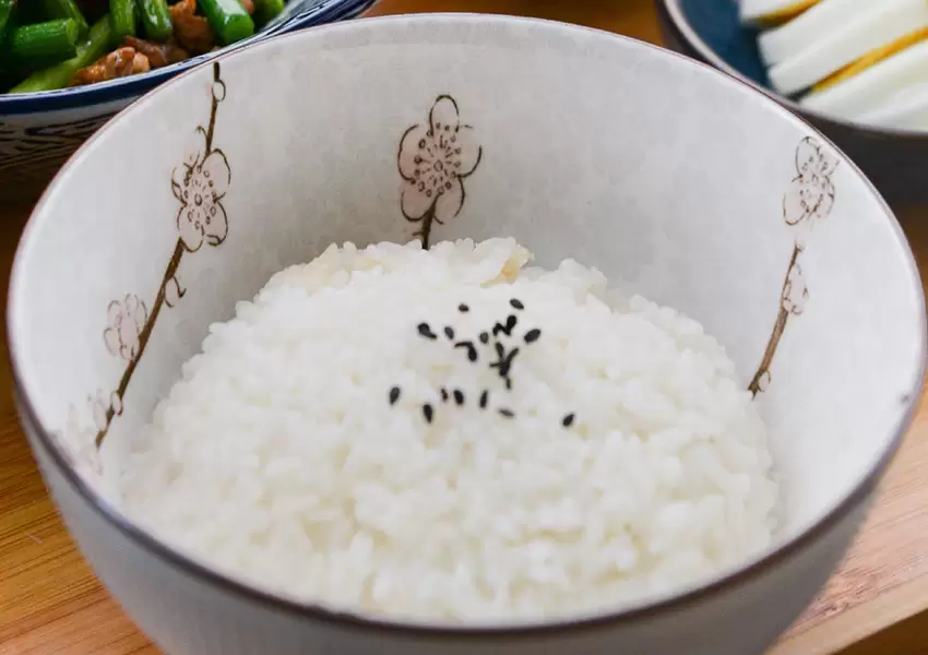 Arroz blanco cocido en vaporera de bambú
