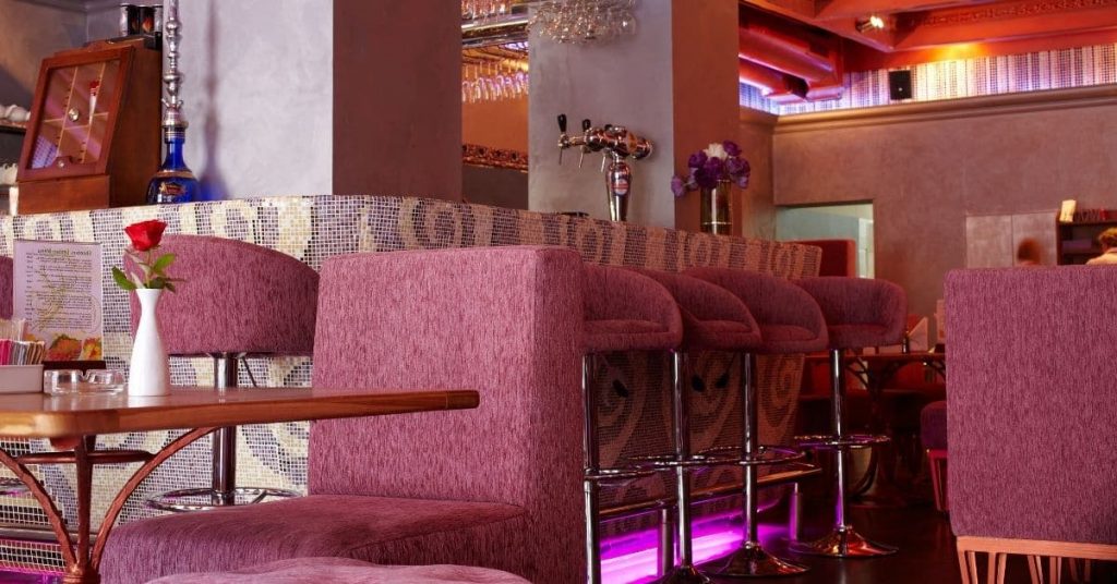 Consejos finales sobre cómo decorar un bar económico