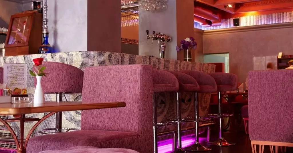 Consejos finales sobre cómo decorar un bar económico