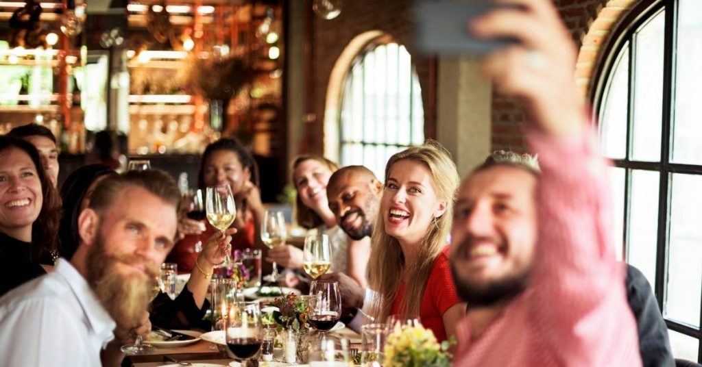 Cómo aumentar las reservas en tu restaurante entre semana con las redes sociales