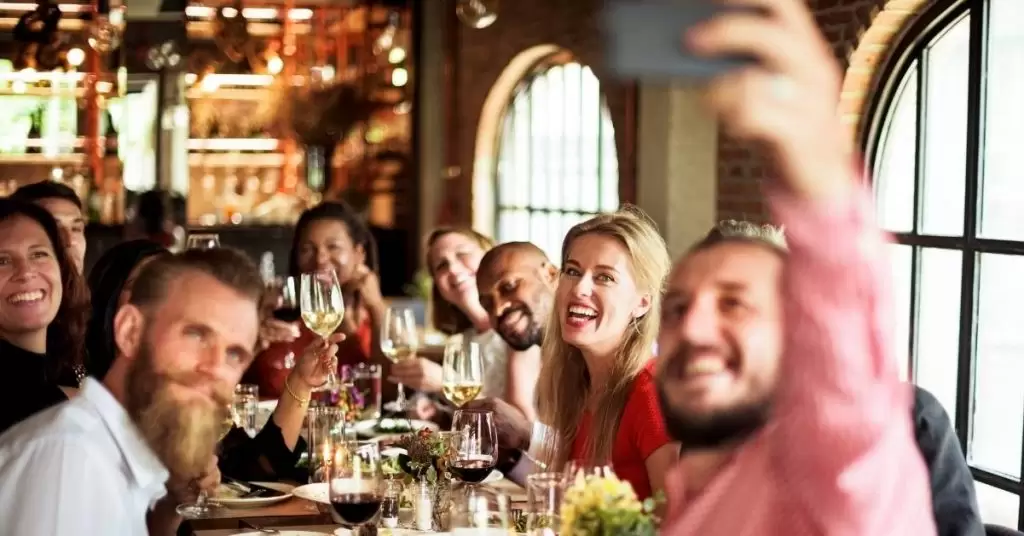 Cómo aumentar las reservas en tu restaurante entre semana con las redes sociales