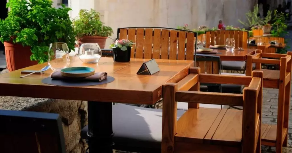 Cómo distribuir un restaurante con mesas perfectas