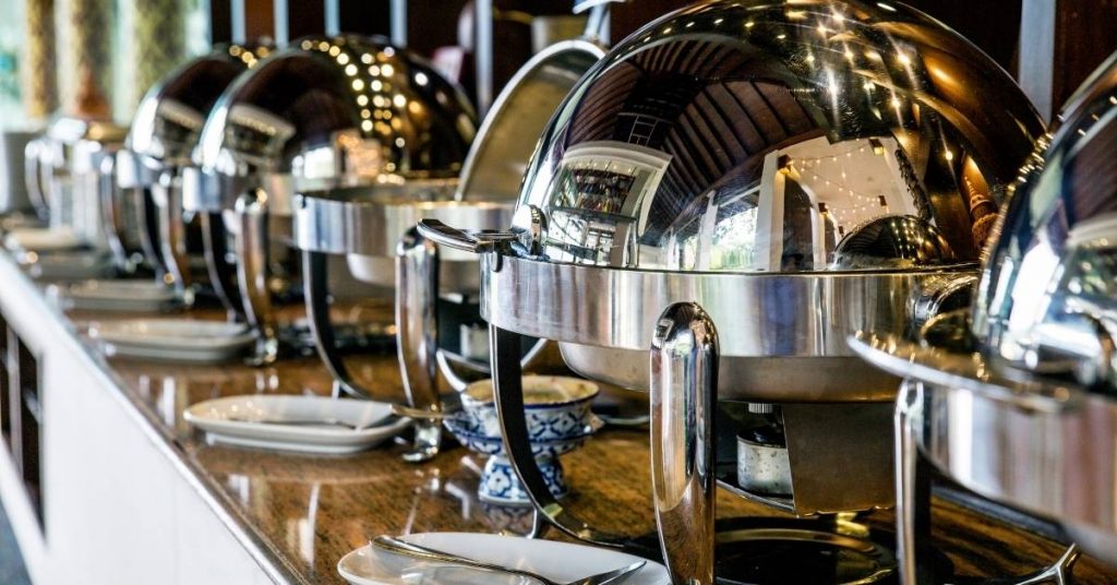 Crea un plan de contingencia para el catering al aire libre