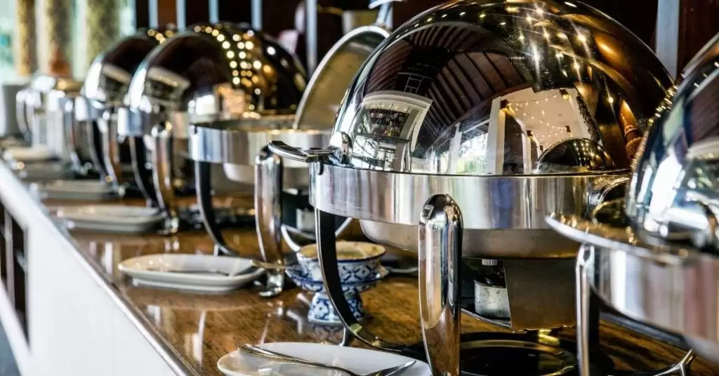 Crea un plan de contingencia para el catering al aire libre