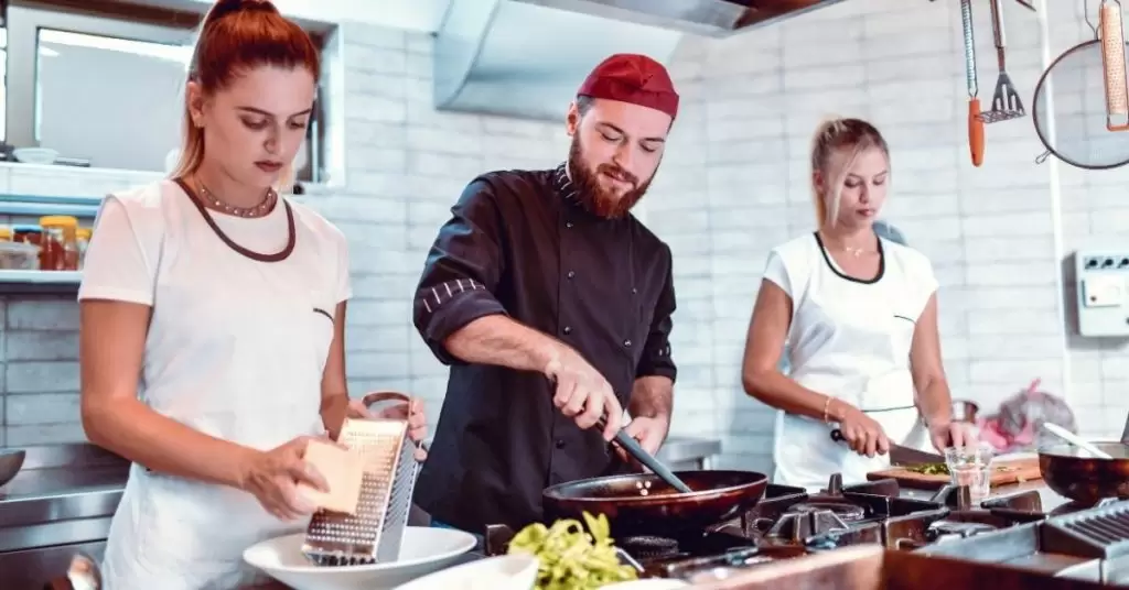 ¿Cuál es la función de un ayudante en la cocina?