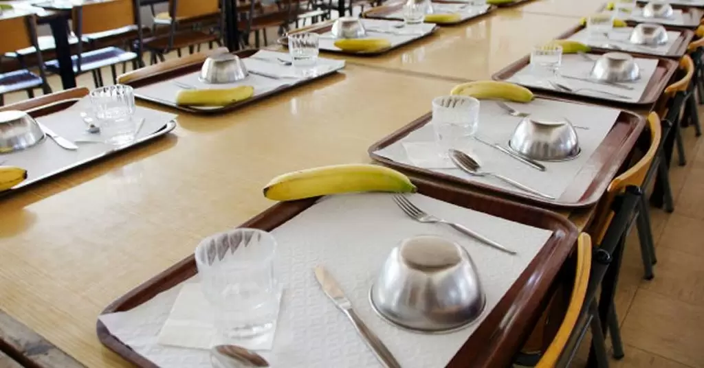 El restaurante y las bandejas autoservicio para comedores