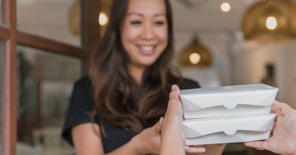 que se necesita para repartir comida a domicilio formación del personal orientada al servicio