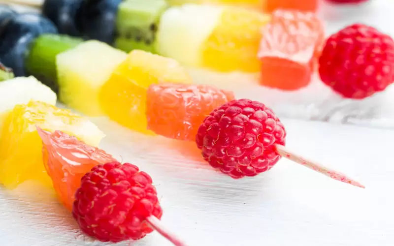 Frutas en brochetas