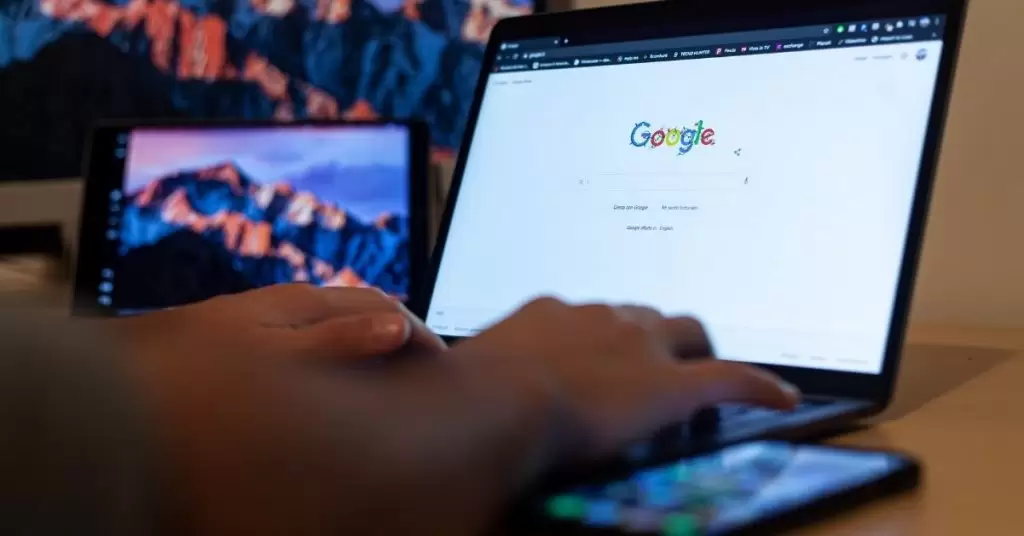 Usuario dejando una reseña en Google