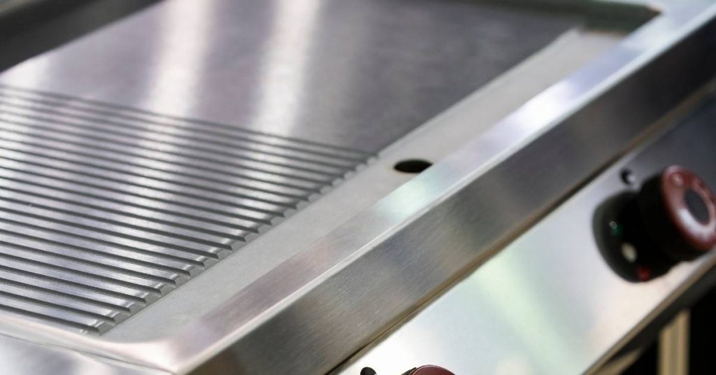 Cómo limpiar una plancha de cocina de hierro fundido
