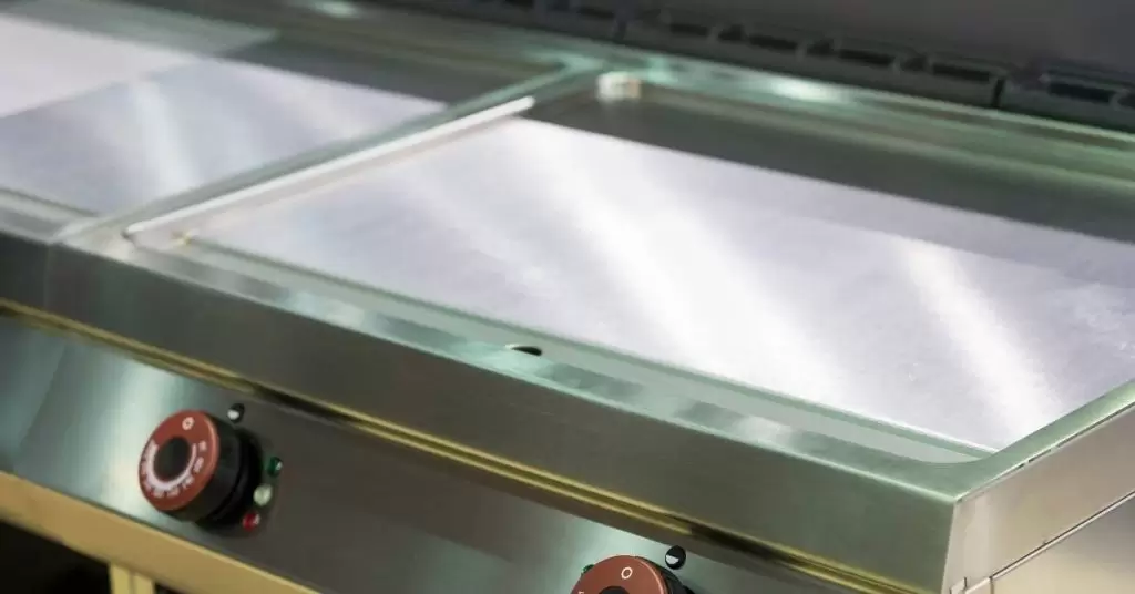 Cómo limpiar una plancha de cocina de restaurante de cerámica