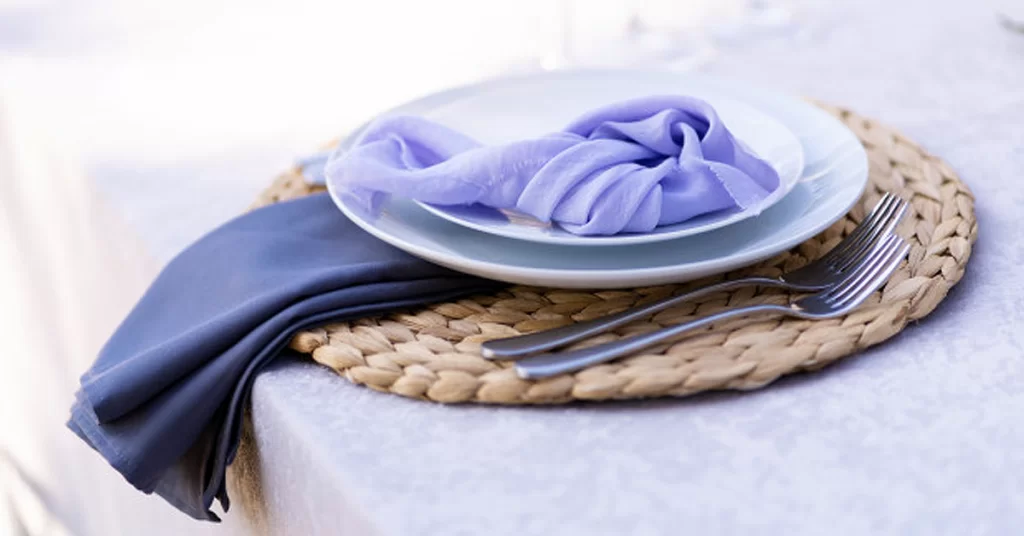 Mise en place del servicio en un restaurante