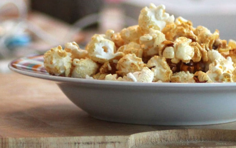 Palomitas de maíz en plato