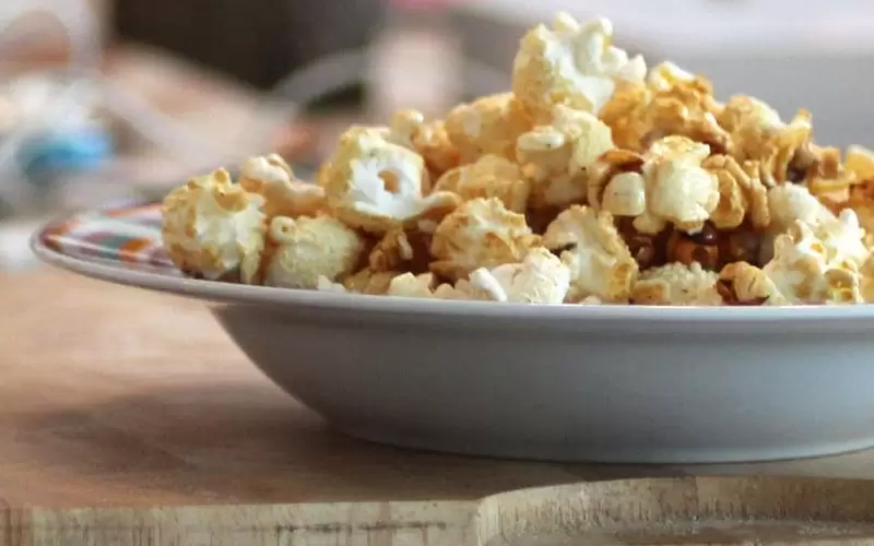 Palomitas de maíz en plato