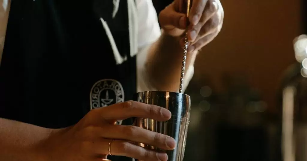 Pasos a seguir para preparar este cóctel aperitivo: no olvides agitar