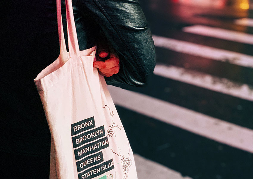 Persona utilizando una bolsa multiusos