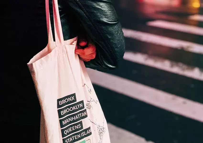 Persona utilizando una bolsa multiusos