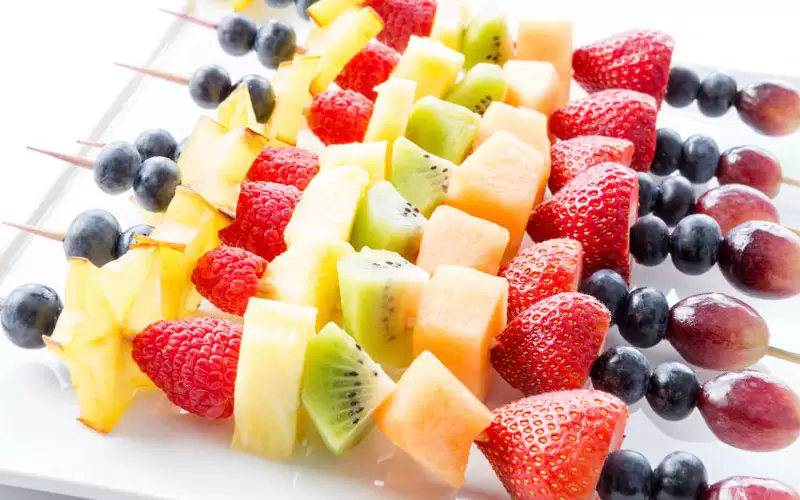 Preparar brochetas con fresas