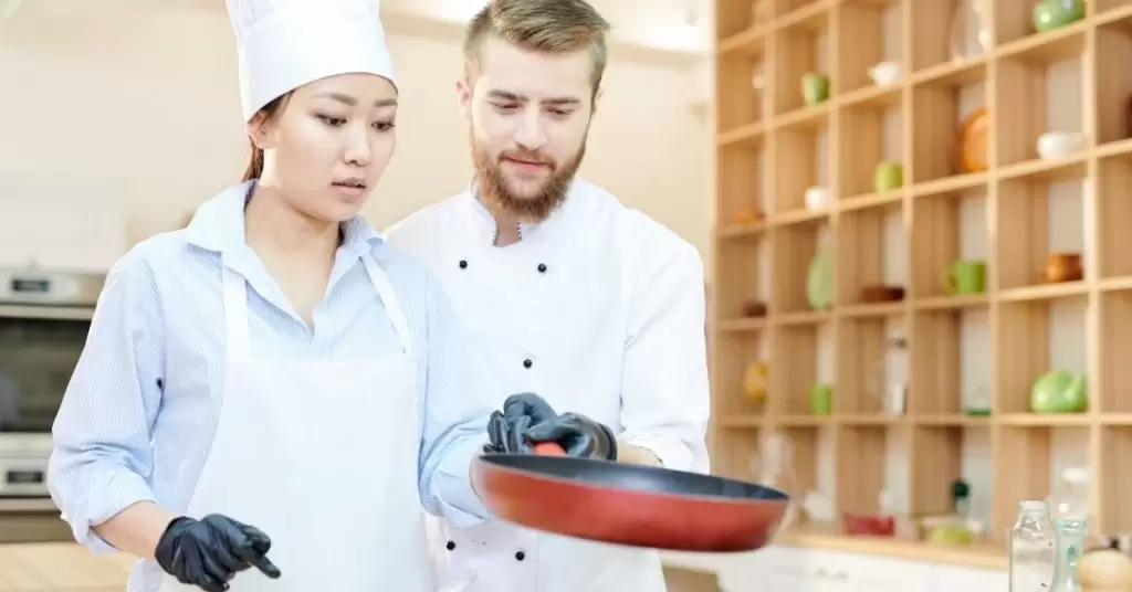 ¿Qué impacta en el sueldo de ayudante de cocina?