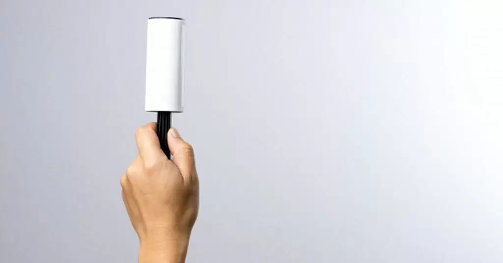 Quitar pelusas con cinta adhesiva
