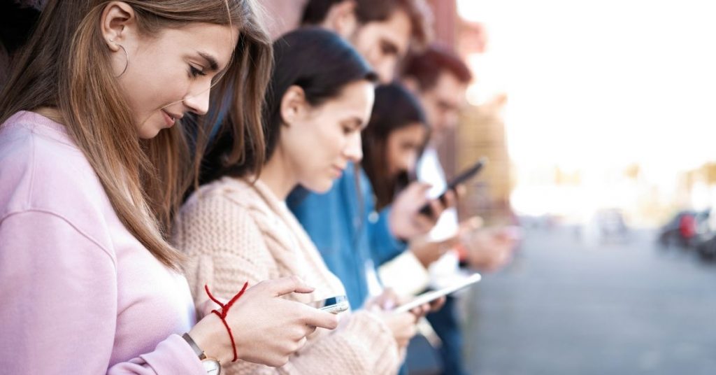 Escribiendo reseñas de TripAdvisor tras experiencia en restaraunte
