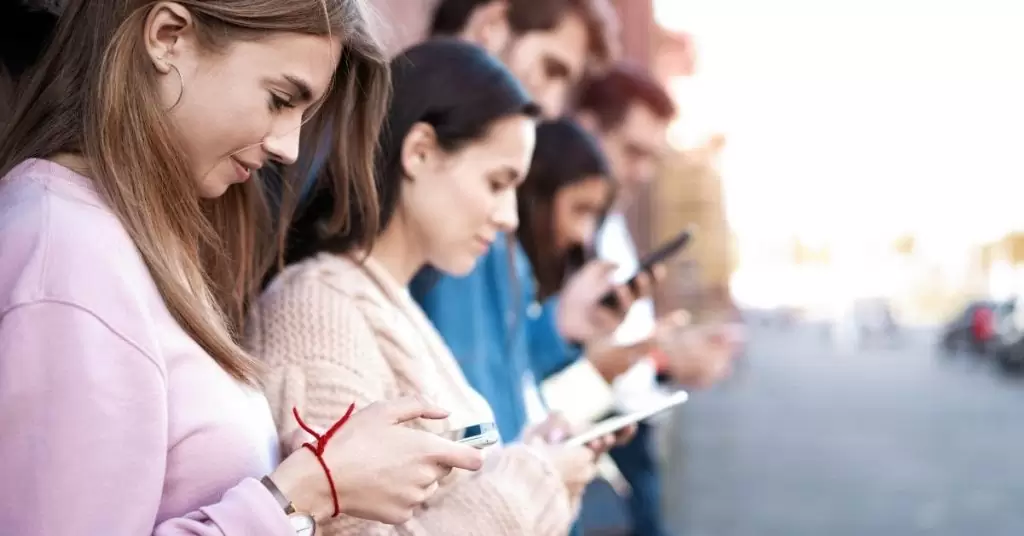 Escribiendo reseñas de TripAdvisor tras experiencia en restaraunte