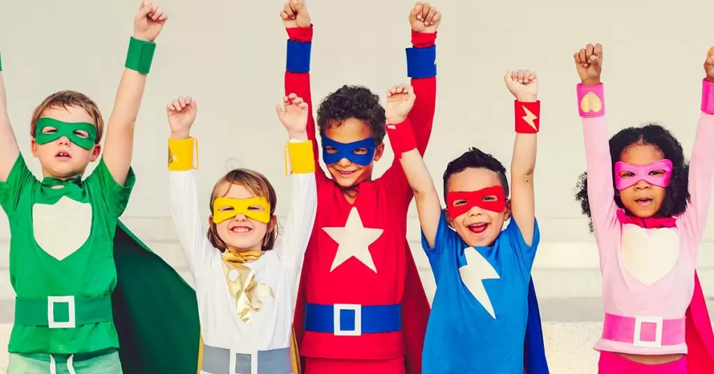 Superhéroes con material reciclado