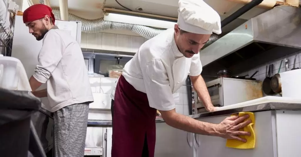 Tareas de un ayudante de cocina