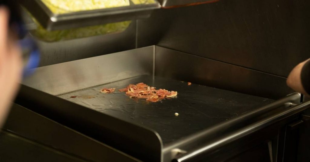 Cómo limpiar una plancha de cocina de cromo
