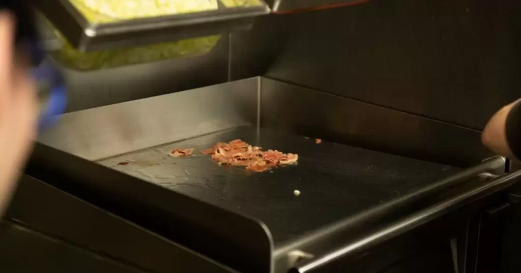 Cómo limpiar una plancha de cocina de cromo