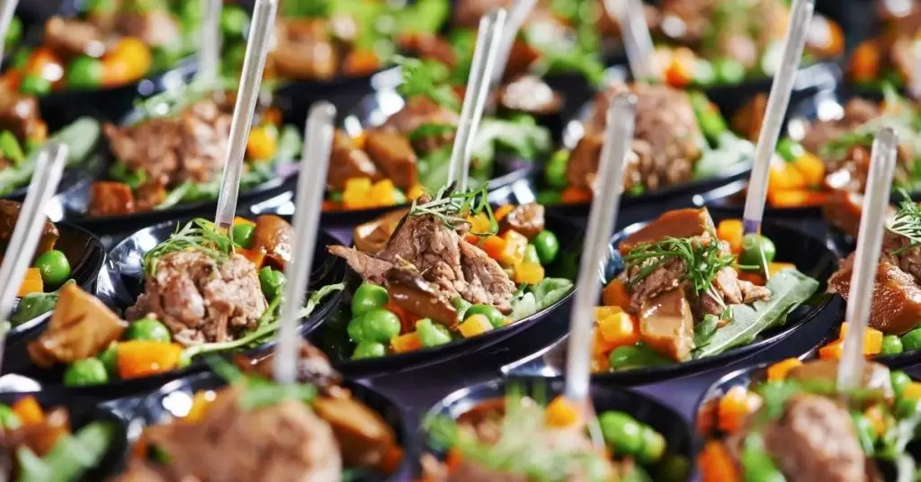 Ventajas del uso de envases descartables para catering