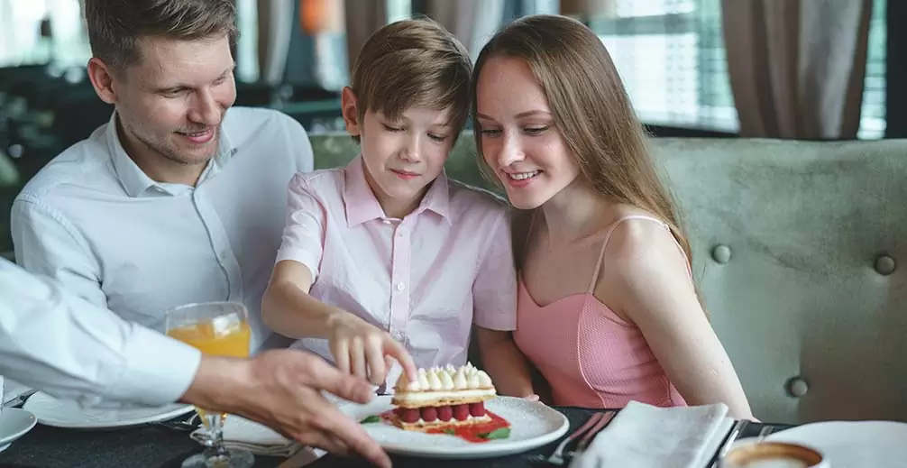 Reclamos especiales para cómo llenar tu restaurante el Día del Padre, como postres gratis