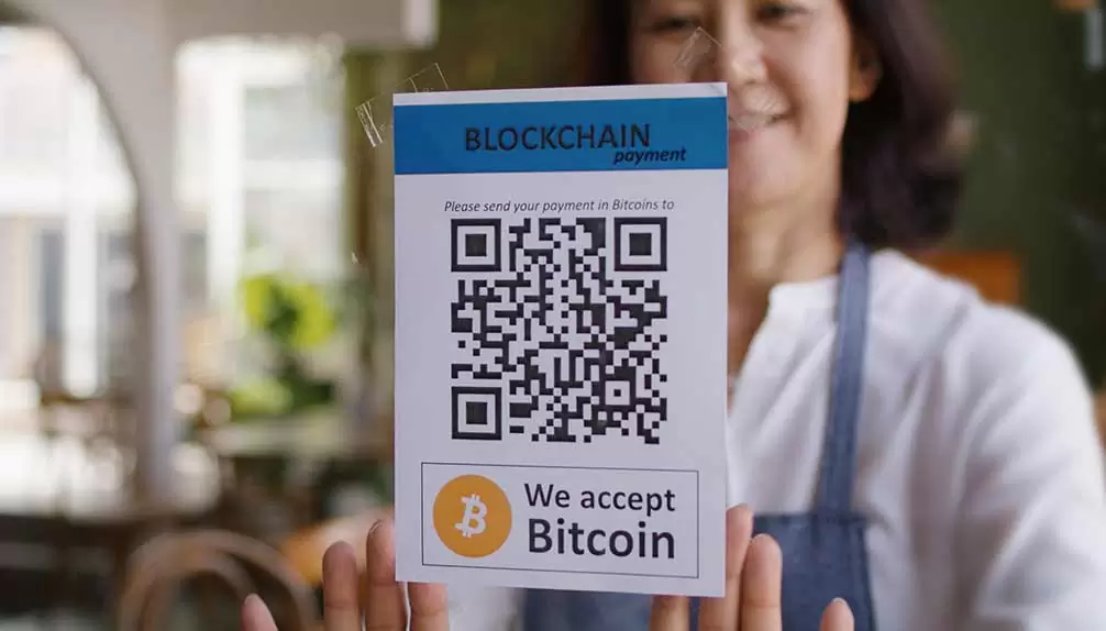 Coloca un cartel donde todos tus clientes sepan que se puede pagar con Bitcoin