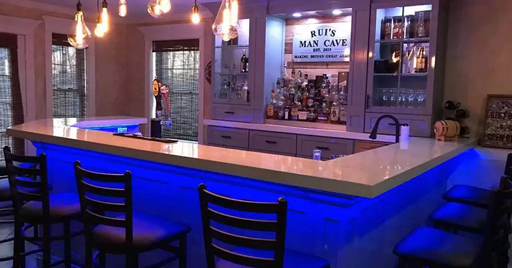 Barra iluminacion bar de estilo moderno con luces LED azules