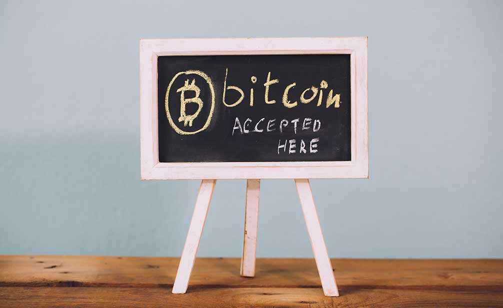 Apunta en una pizarra que se aceptan Bitcoins