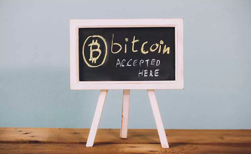 Apunta en una pizarra que se aceptan Bitcoins