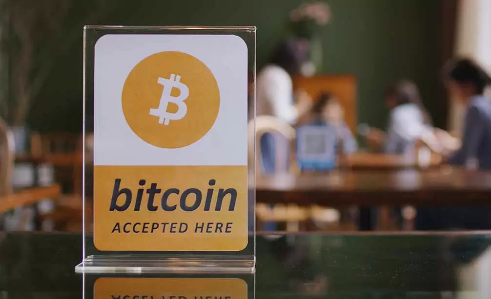 Cartel que avisa que se cobra en Bitcoins