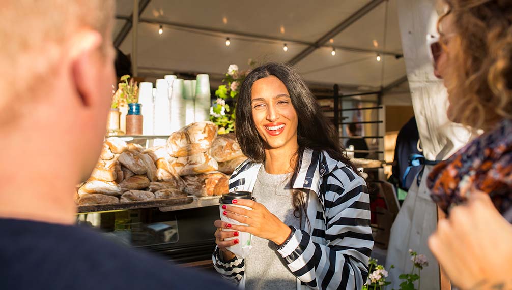 Catering de festival, cola en puesto de bocatas y bebidas
