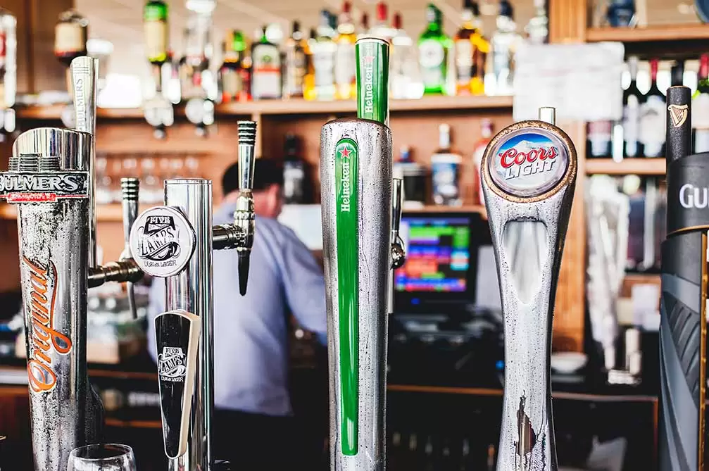 cómo empezar un bar deportivo cosas necesarias