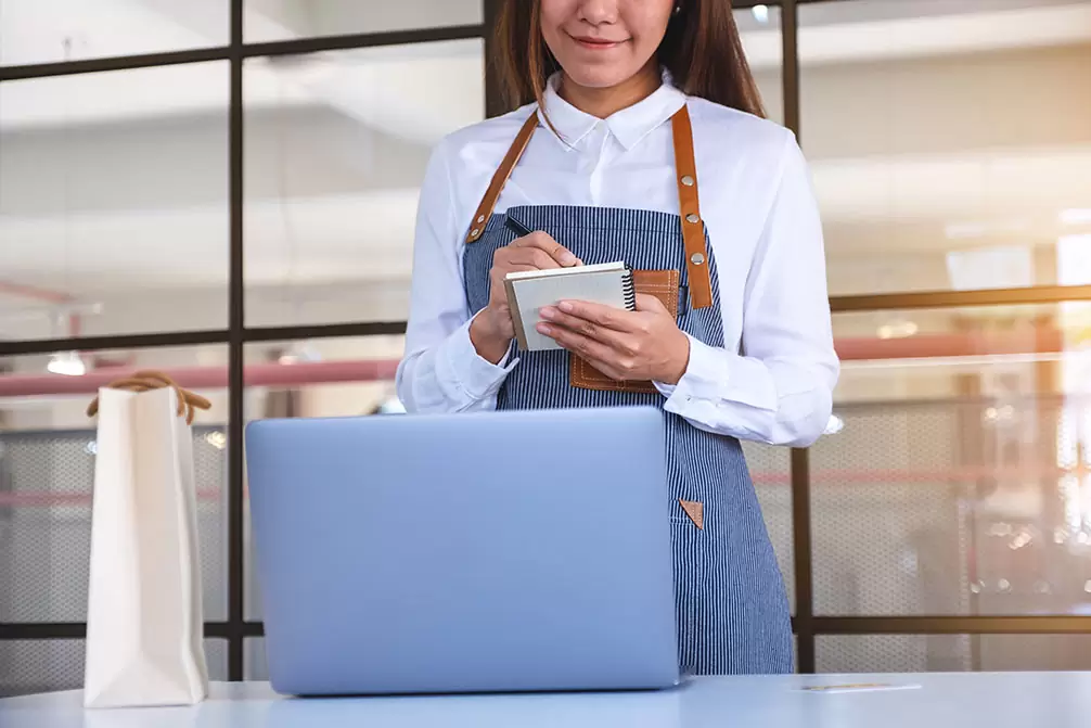 Responsable de hostelería llevando la contabilidad para un bar