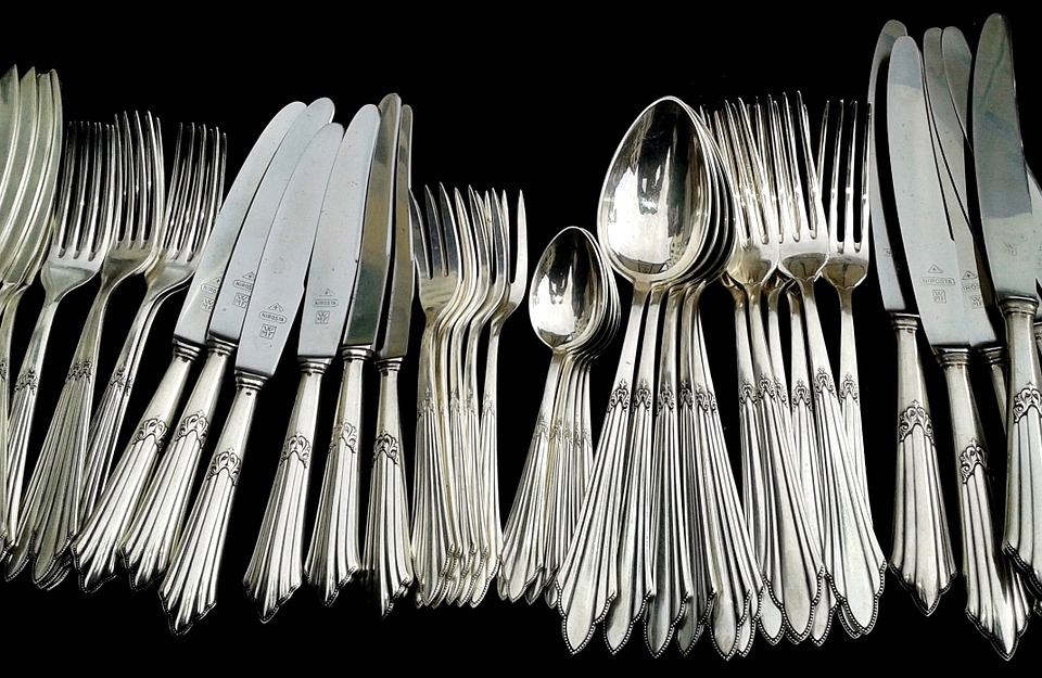 Cómo usar los cubiertos en una cena formal.