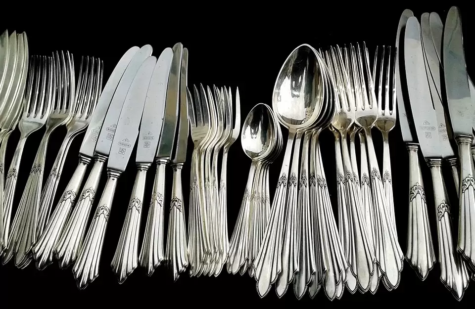 Cómo usar los cubiertos en una cena formal.