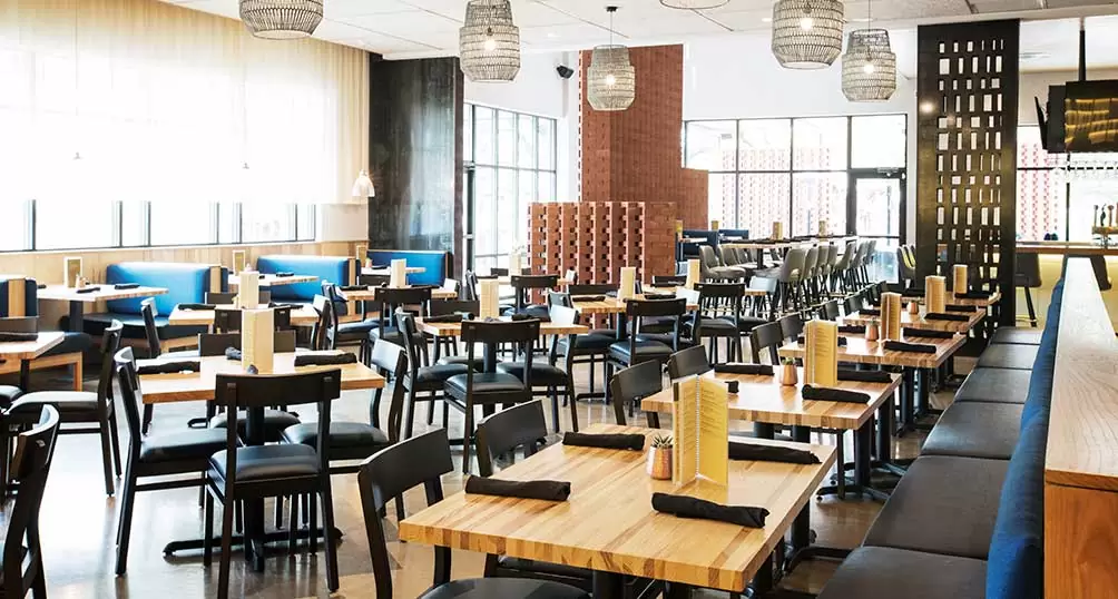 montar una mesa en un restaurante