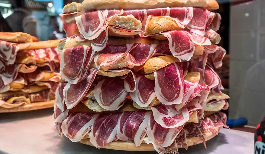 Bocadillos expuestos en bar de bocadillos
