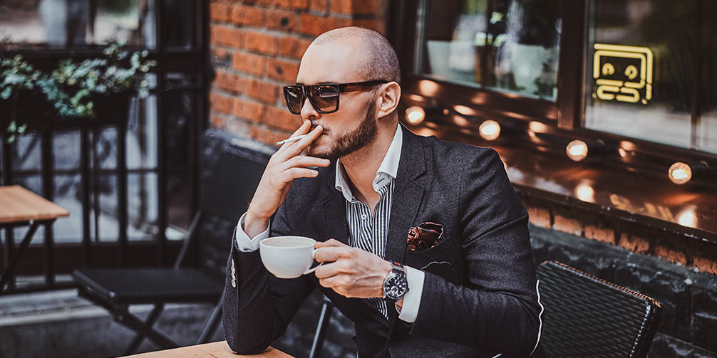 Fumando en la terraza de un restaurante que acaba de comprar tabaco